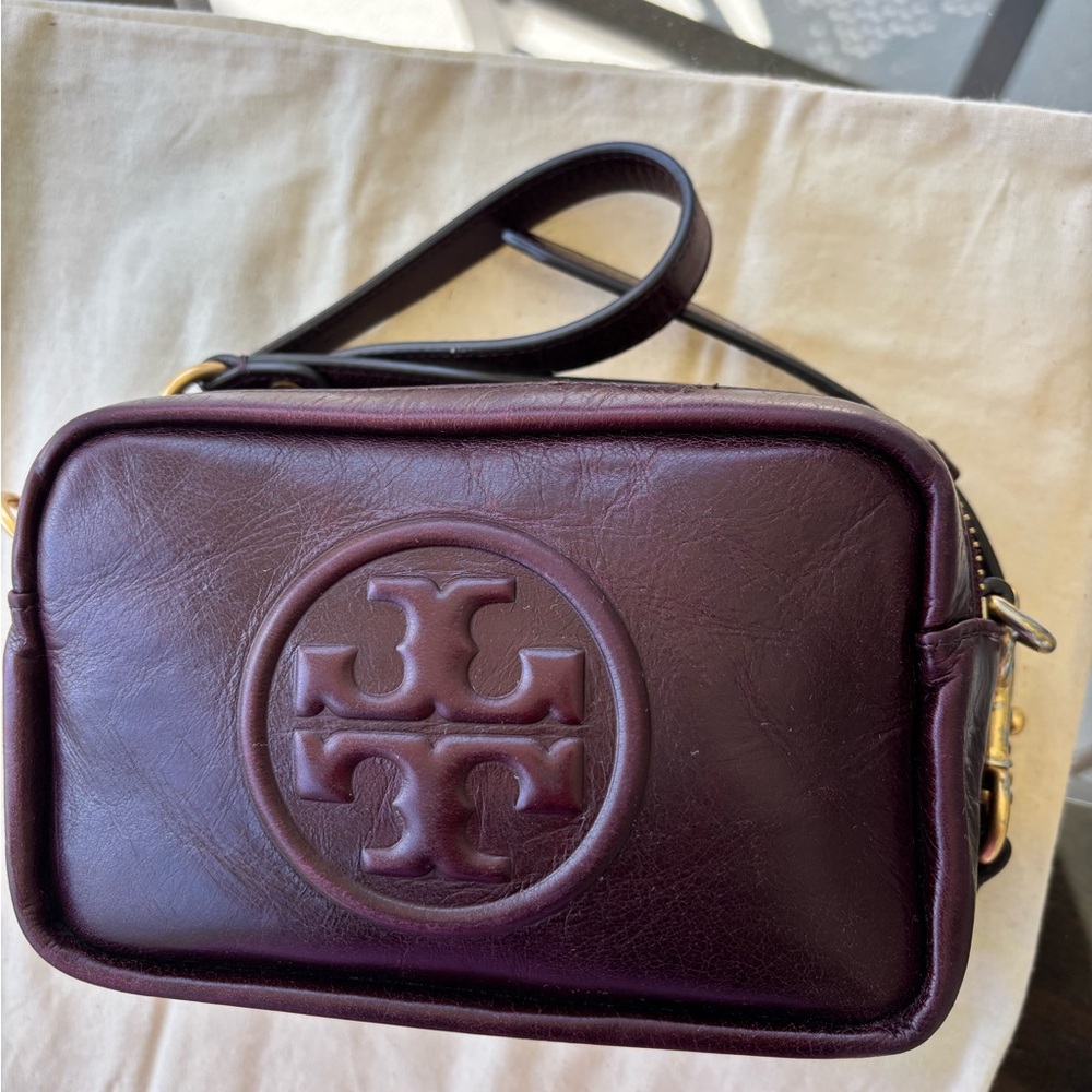 Tory Burch Perry Bombe Glazed Leather Camera Bag in color Fig